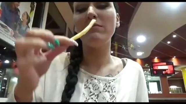 Porno pas d'inscription  Le mec tourne dans la chatte video erotic gratuite après avoir rencontré la jeune beauté De sperme baise
