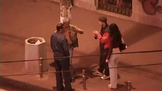 Porno pas d'inscription  La petite fille rouge a remarqué qu'une voisine cherche sa culotte film erotique gratuit en ligne et est mal à l'aise en ouvrant ses jambes devant elle