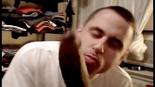Porno pas d'inscription  Dans un appartement video erotique amateur gratuite étrange un couple russe a un look émotionnel,