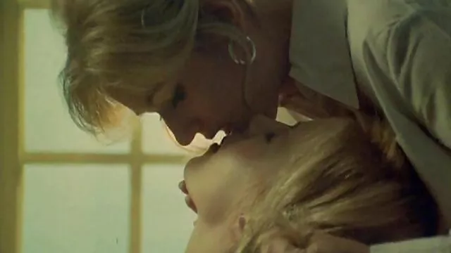 Porno pas d'inscription  Un agent gratuit film erotique d'assurance a rompu avec une brune non revêtue avec un long chapeau