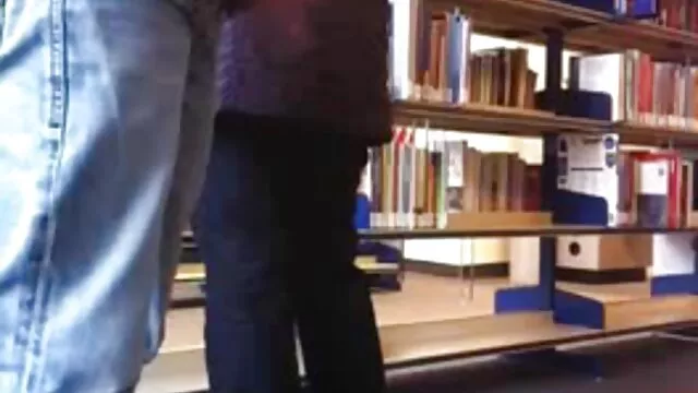 Porno pas d'inscription  Une pute en belle lingerie est dédiée à un couple masqué de vidéos de films érotiques la chaise