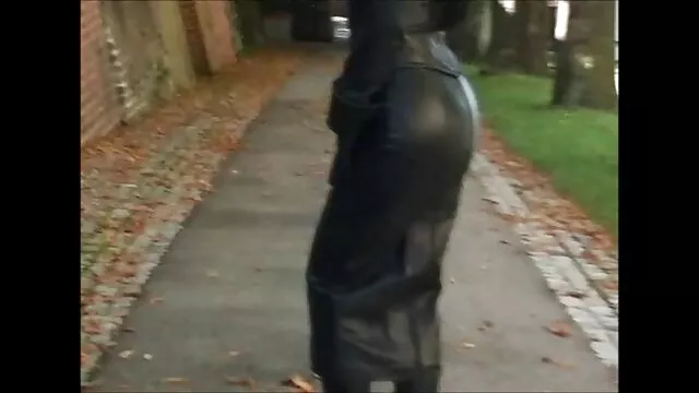 Porno pas d'inscription  Une femme fumeuse était garée dans film erotique amateurs la Cour