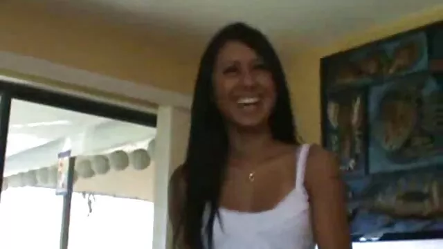Porno pas d'inscription  Pour rendre le public heureux karma Re et secoue son poste et video erotique femme mure danse avec un homme