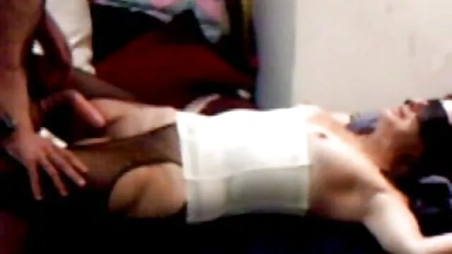 Porno pas d'inscription  Arriver video erotique femme mature à brune et sa soeur baise sa soeur dans la chambre à coucher